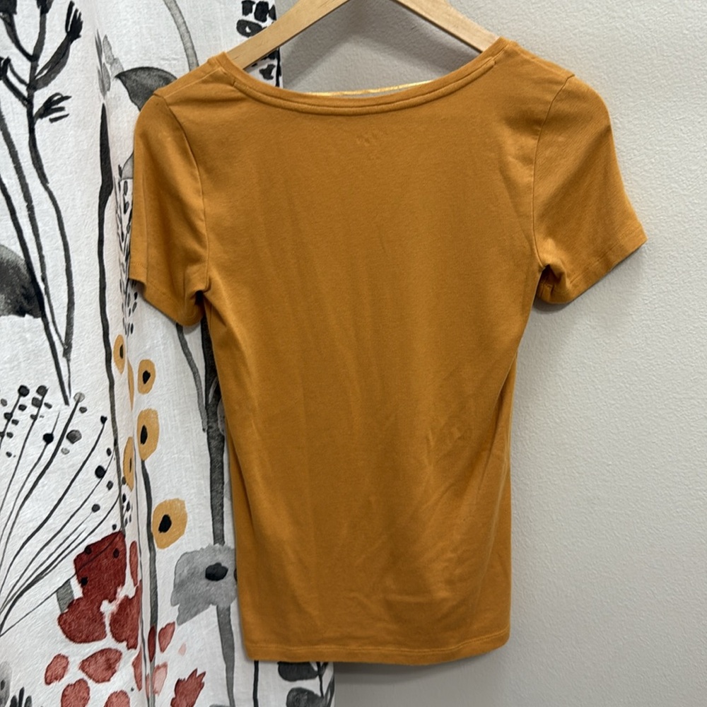 Women’s Style & Co. Mustard Yellow Fitted V-Neck Short Sleeve T-Shirt. Size XS - Picture 4 of 11